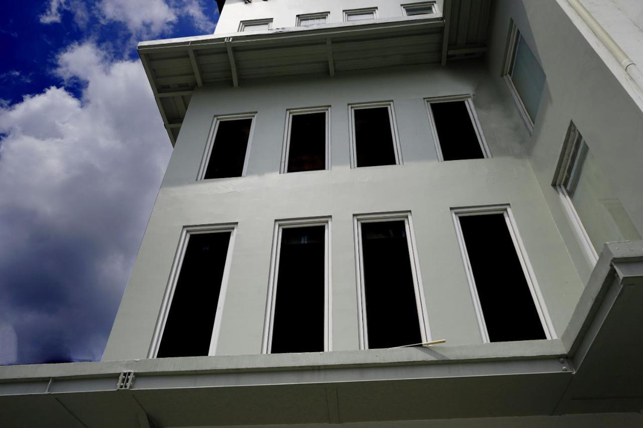 Urooms Senayan Jakarta Exterior photo
